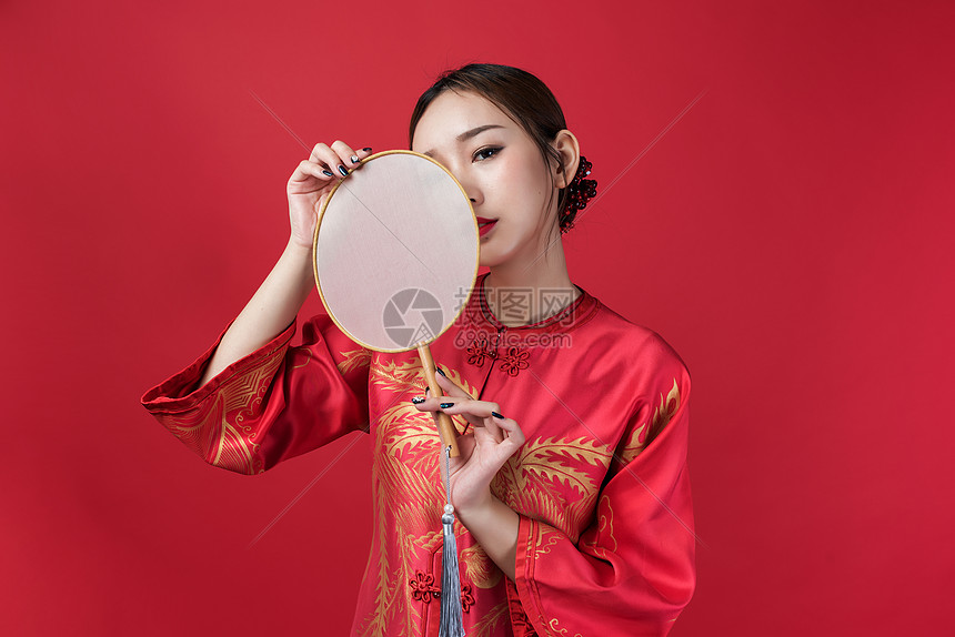 旗袍女性美妆手持蒲扇图片