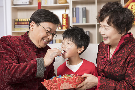 新年爷爷奶奶给孙子喂食春节高清图片素材