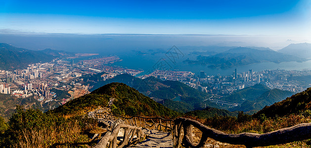 登山道与城市港口全景图片