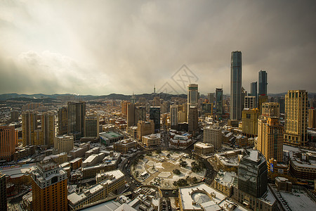 阳光下的雪景雪景黄昏下的大连中山广场城市风光背景