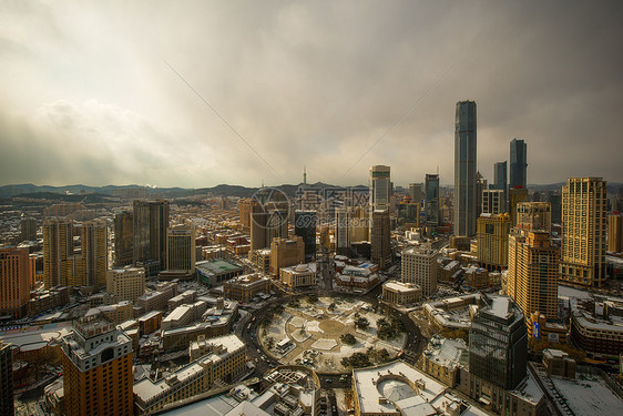 雪景黄昏下的大连中山广场城市风光图片