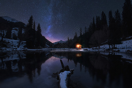 湖边露营琼库什台的星空背景