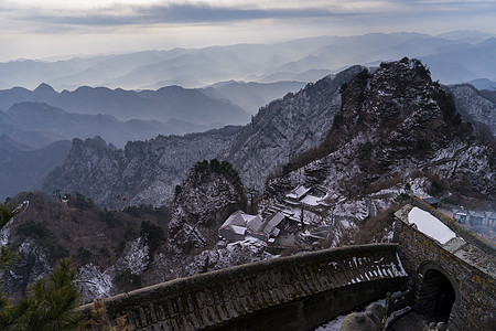 湖北武当山冬日山峦雪景背景图片