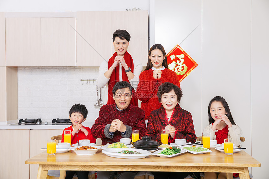 一家人新年年夜饭作揖拜年图片