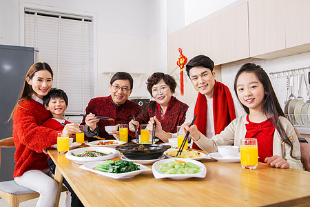 一家人新年吃年夜饭夹菜高清图片