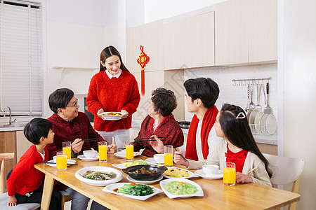 一家人新年吃年夜饭图片