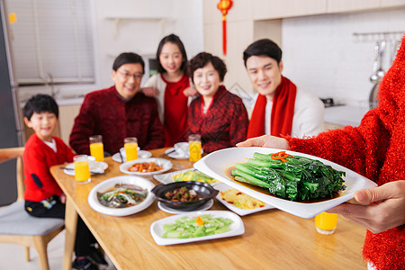 一家人新年吃年夜饭图片