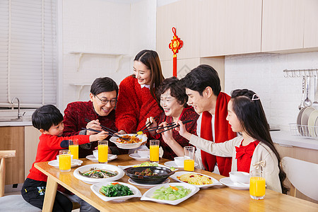 家庭聚会素材一家人新年吃年夜饭夹菜背景