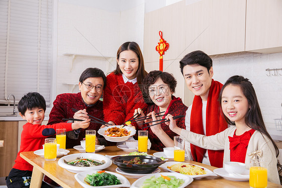 一家人新年吃年夜饭夹菜图片