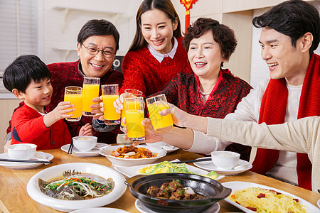 家庭聚会素材一家人新年年夜饭举杯背景