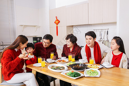 一家人新年吃年夜饭图片