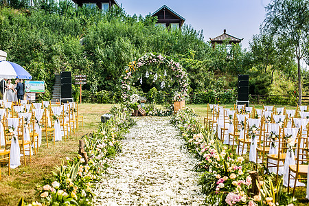 草地和鲜花户外草坪婚礼场景背景