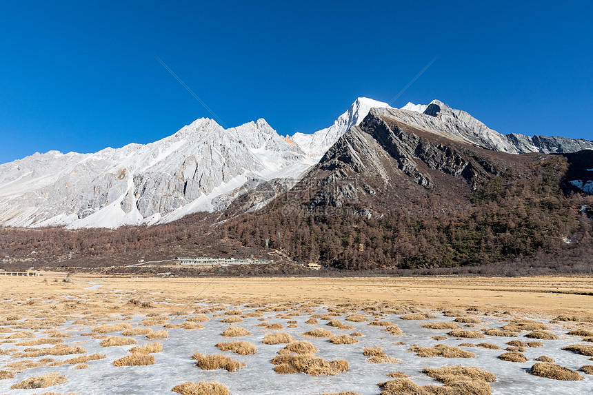 冬天的稻城亚丁雪山图片