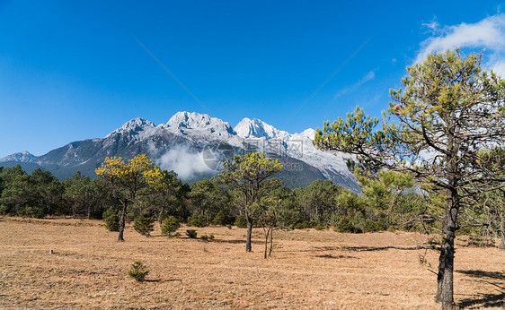 雪山和祥云图片