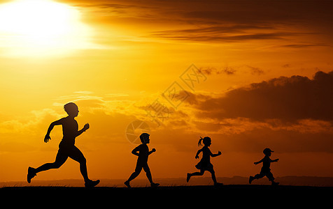 夕阳下奔跑的小孩跑步高清图片素材