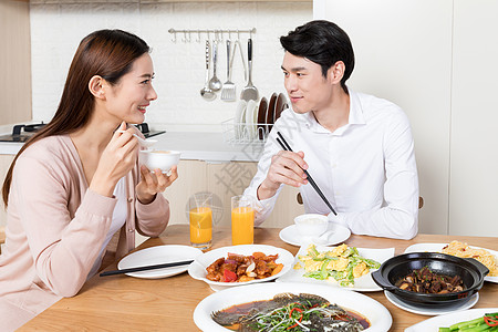 年轻夫妻在家吃饭高清图片