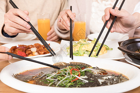 和父母吃饭一家人团聚吃饭吃鱼特写背景