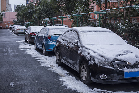雪山里的汽车城市中下雪后的汽车背景