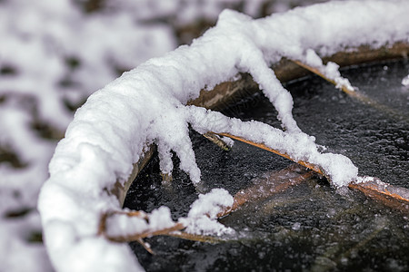 寒冬里的雪景背景图片