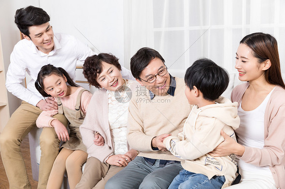 一家人幸福地坐在客厅图片