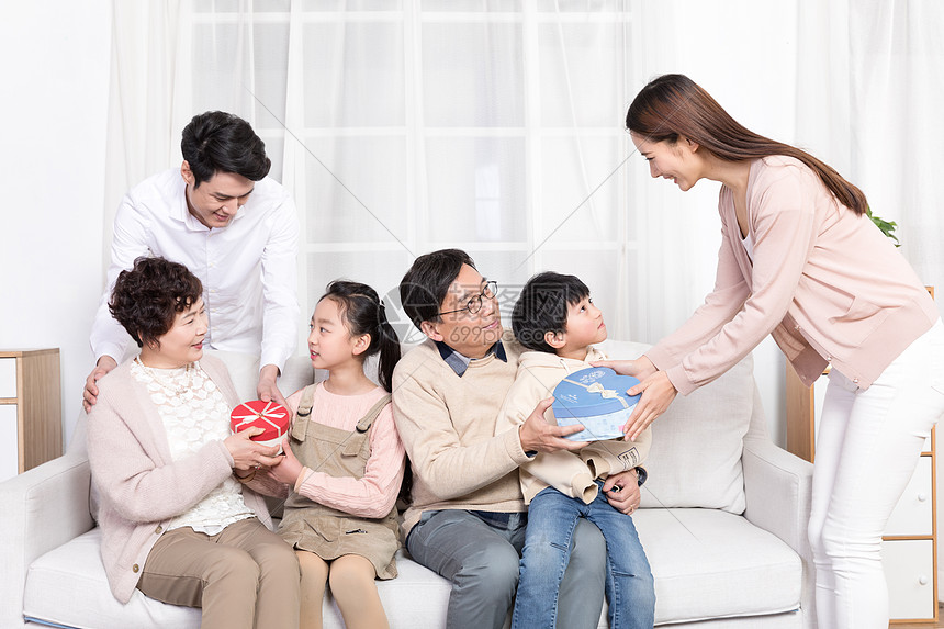 孩子送礼物给长辈