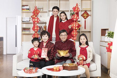 中国风全家福拿着新年道具的一家人背景