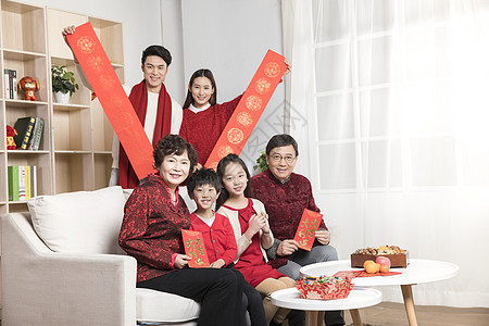 中国风全家福拿着新年道具的一家人背景