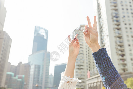 城市街头情侣比耶高举特写图片