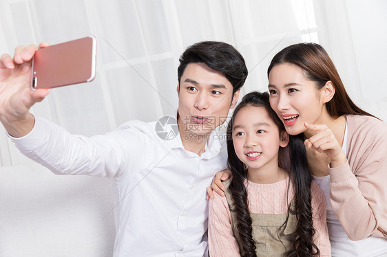 爸爸妈妈和孩子在客厅自拍