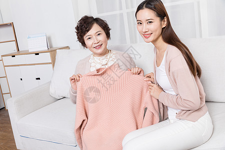 女儿给妈妈买衣服图片