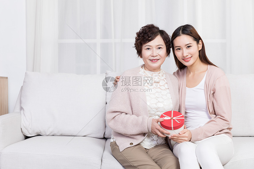 女儿送礼物给妈妈图片