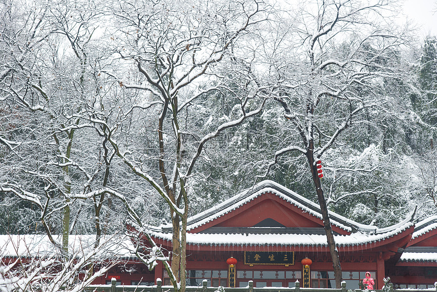 雪中的寺庙图片