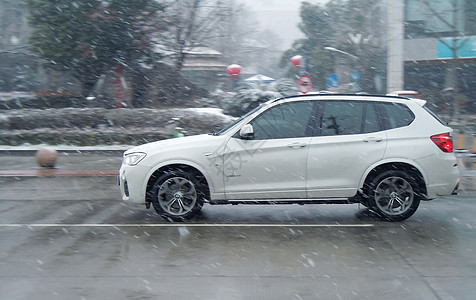 马路上汽车雪中马路上行驶额汽车背景