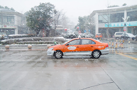 马路上汽车寒冷冬季雪中行驶的出租车背景