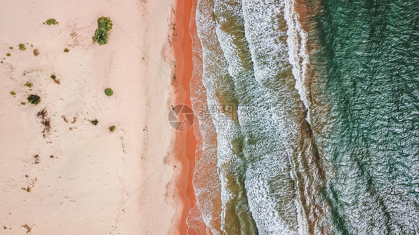 航拍海边沙滩带波纹的海浪图片