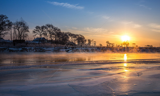 冬季结冰的河上美丽的日出图片