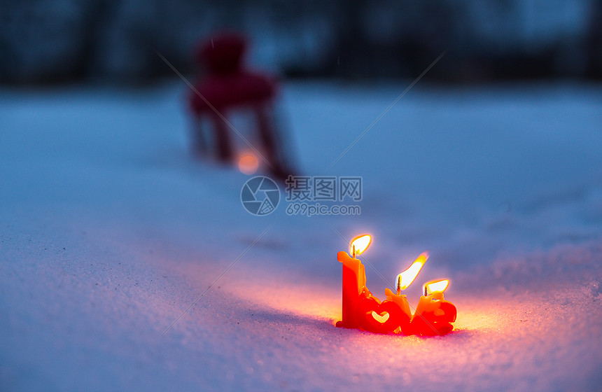 雪地里的情人节爱心蜡烛图片