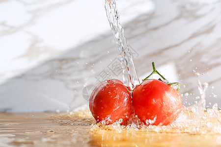 鲜美高速浇水小西红柿背景图片