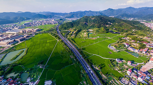 乡村建筑航拍乡村高速公路穿村而过背景