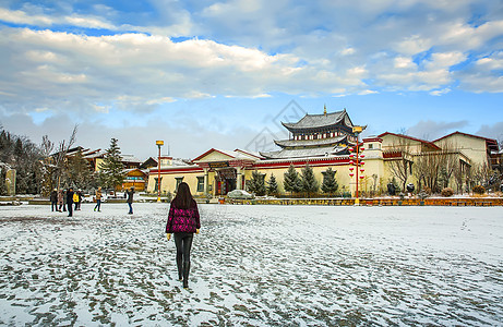 冬季雪中人物云南雪后的鸡鸣寺广场背景