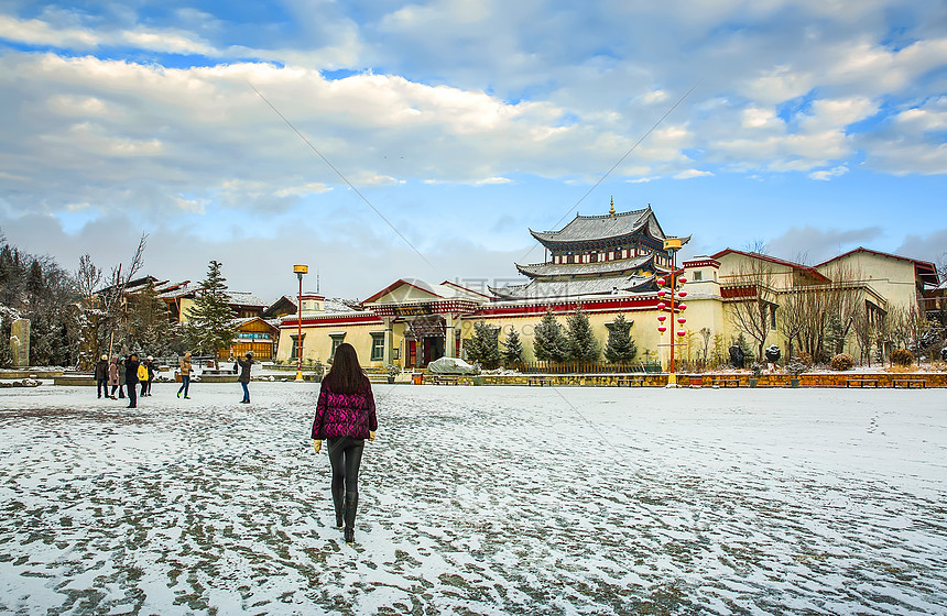 云南雪后的鸡鸣寺广场图片