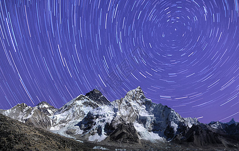 山峰星轨背景图片