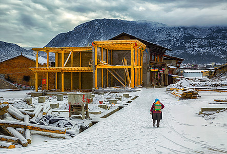 大雪脚印雪后大山里的建筑工地背景