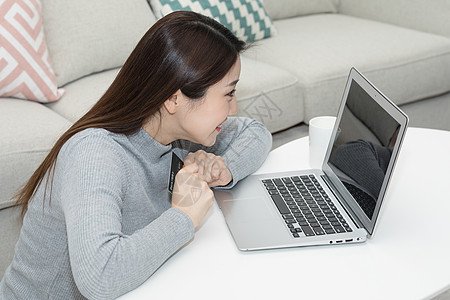 女孩开心网购拿着信用卡在客厅网购的女生背景