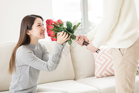 爱笑的女生情人节男生送女生玫瑰花背景