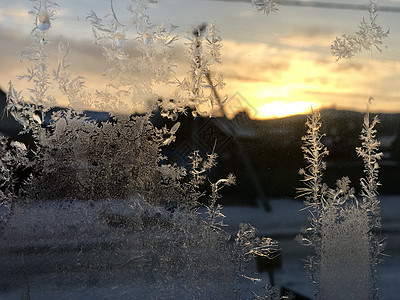 雪镇玻璃窗上冰花背景