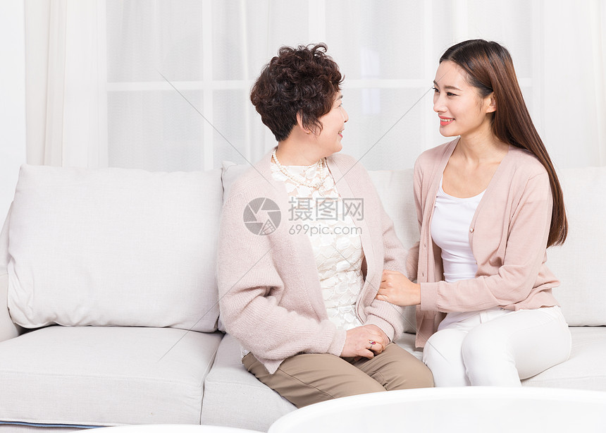 女儿和妈妈在客厅沙发聊天图片