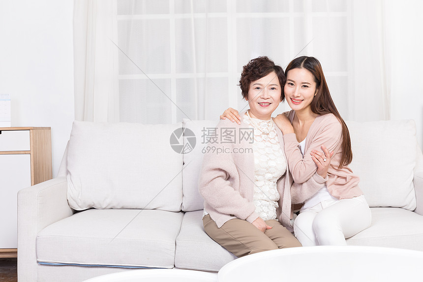 女儿和妈妈在客厅沙发聊天图片