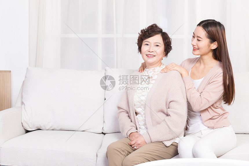 女儿给妈妈捶背按摩图片