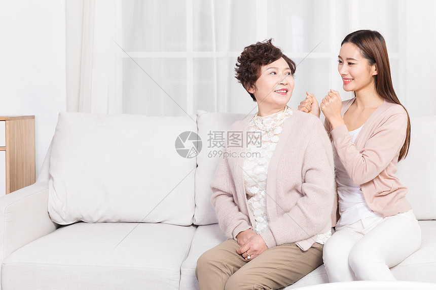 女儿给妈妈捶背按摩图片